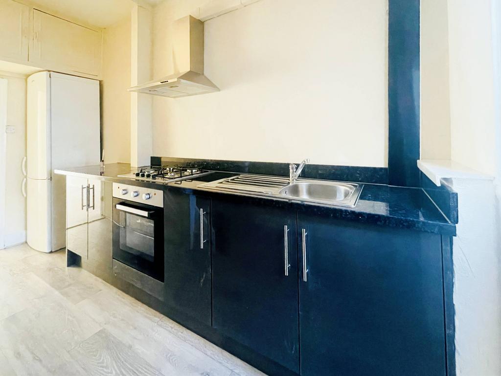 Butter Hill, Wallington SM6 2 bed flat £1,400 pcm (£323 pw)
