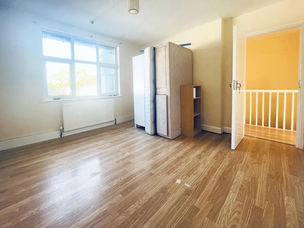 Butter Hill, Wallington SM6 2 bed flat £1,400 pcm (£323 pw)