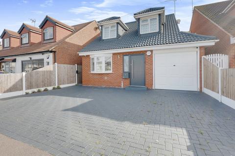 3 bedroom detached house for sale - Oakwood Avenue, Leigh-on-sea, SS9