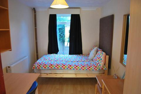 1 bedroom in a house share to rent - Woodland Way, Canterbury