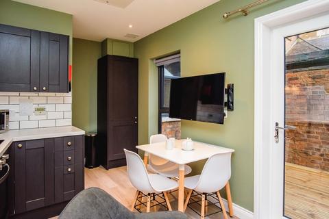 3 bedroom flat to rent - Flat B, 25 Lister Gate, City Centre, Nottingham, NG1 7DE