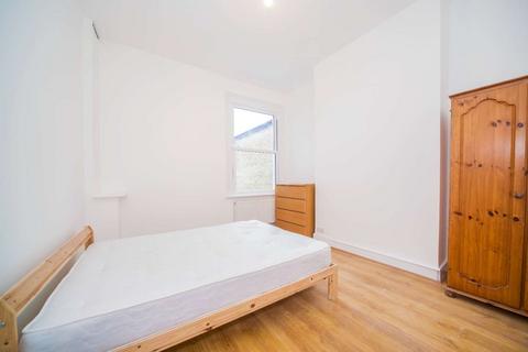 3 bedroom flat to rent, Norfolk House Road, Streatham, London