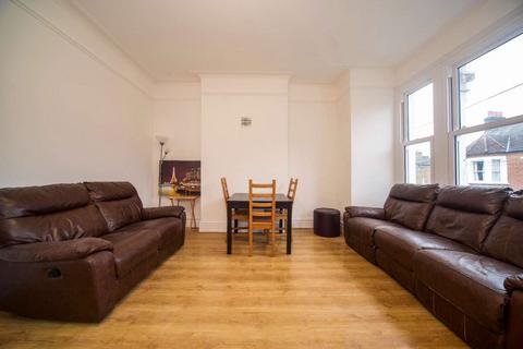 3 bedroom flat to rent, Norfolk House Road, Streatham, London