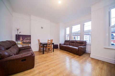 3 bedroom flat to rent, Norfolk House Road, Streatham, London