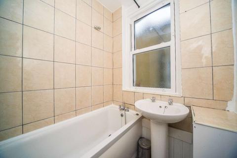 3 bedroom flat to rent, Norfolk House Road, Streatham, London