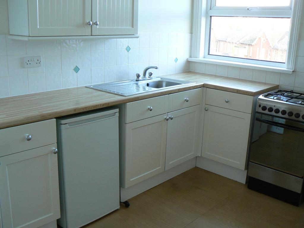 Goshen Road, Chelston, Torquay 3 bed terraced house £695 pcm (£160 pw)