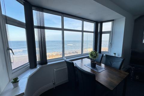 2 bedroom apartment to rent, Seaviews Apartment 2, Promenade, Whitley Bay.  * HOLIDAY LET APARTMENT *