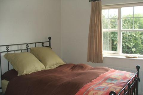 2 bedroom semi-detached house to rent - Nine Elms Close, Feltham, TW14