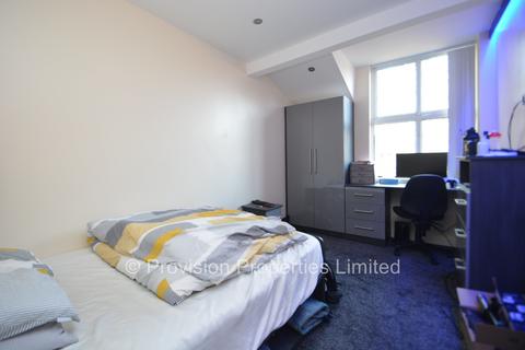 4 bedroom flat to rent - Cliff Road, Hyde Park LS6