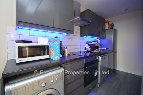 4 bedroom flat to rent, Cliff Road, Hyde Park LS6