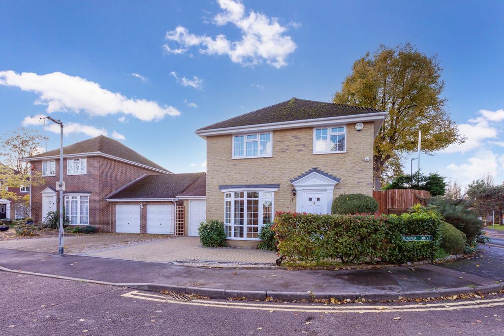 17 Juniper Drive, Maidenhead 3 bed detached house £2,350 pcm (£542 pw)