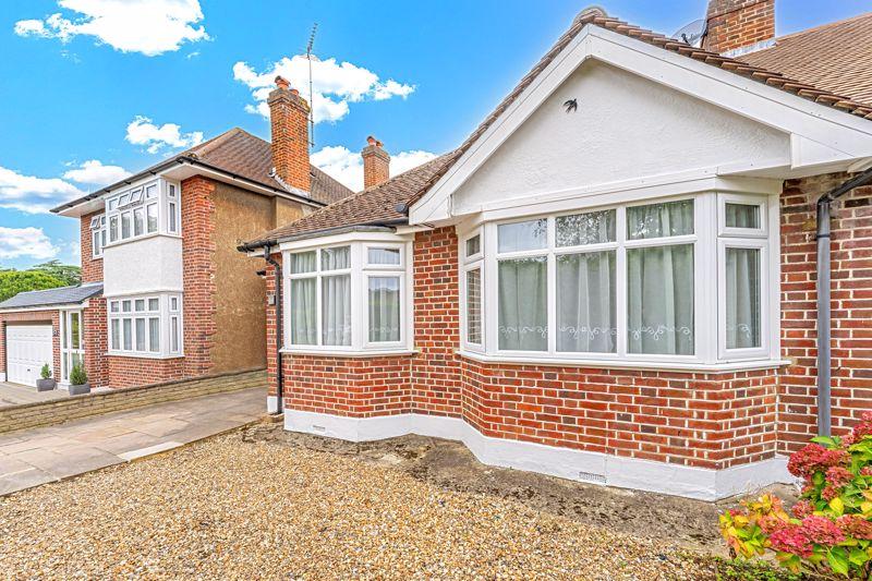 Ewell Court Avenue, Epsom, KT19 3 bed bungalow £2,000 pcm (£462 pw)