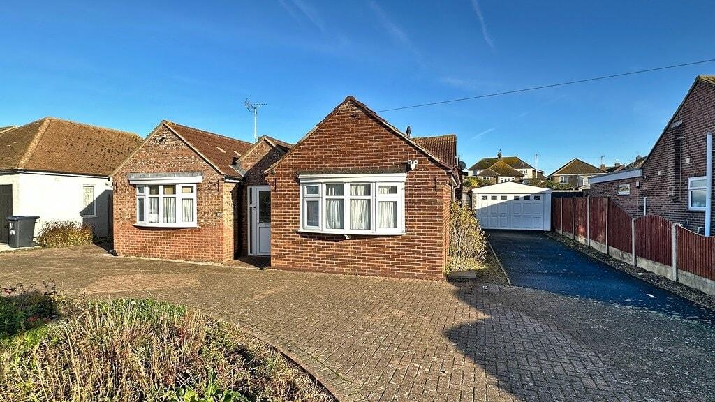 Hampton Pier Avenue, Herne Bay, CT6 8DY 3 bed detached bungalow for