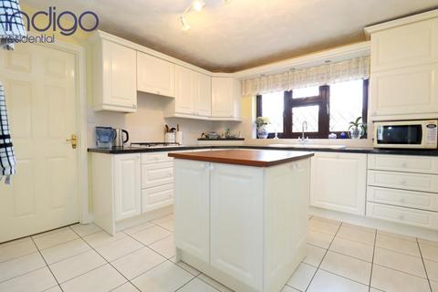 4 bedroom detached house for sale, Leamington Road, Barton Hills, Luton, Bedfordshire, LU3 3XF