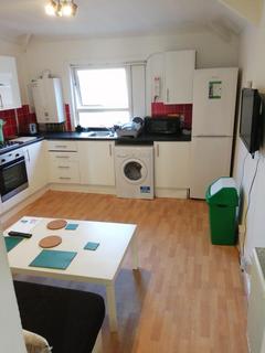 3 bedroom flat share to rent, Flat 3 Radnor House