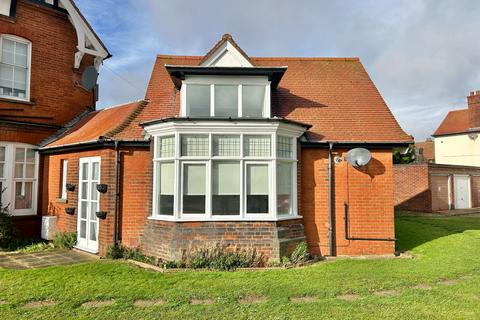 2 bedroom bungalow to rent, Wolsey Gardens, Felixstowe