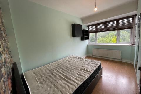 5 bedroom semi-detached house to rent, Woodrow Close, Perivale, Greenford
