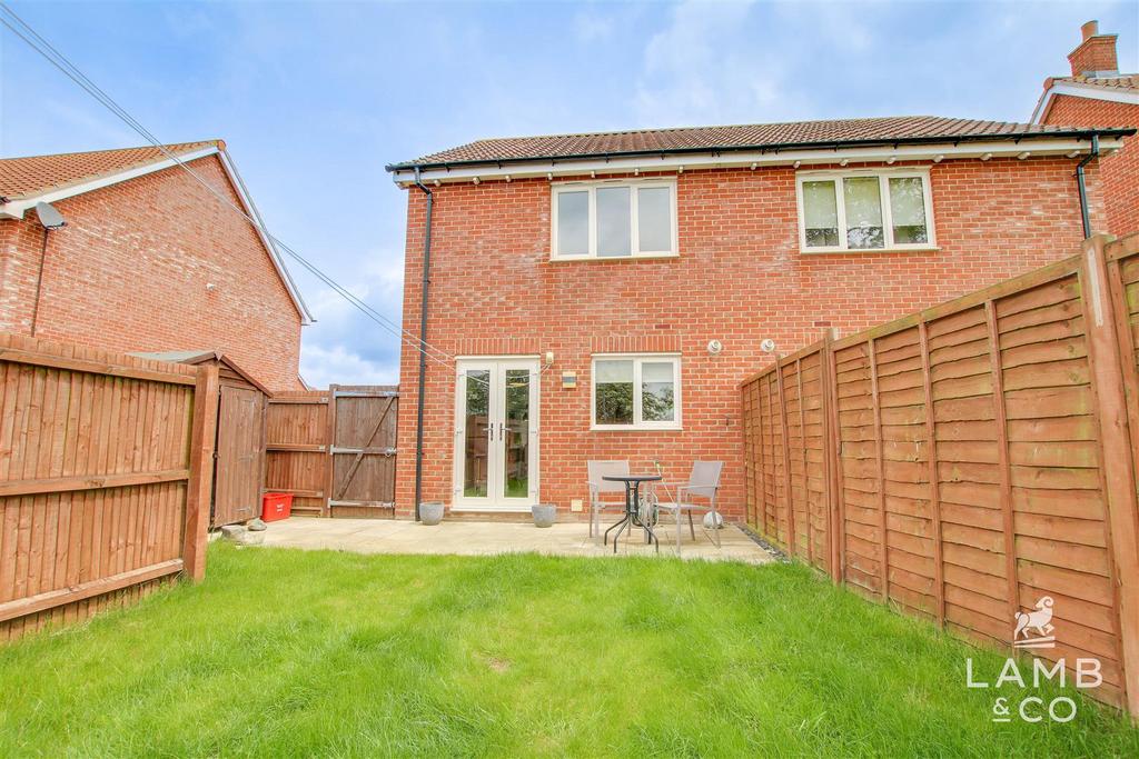 Legerton Drive, ClactonOnSea CO16 2 bed semidetached house £230,000