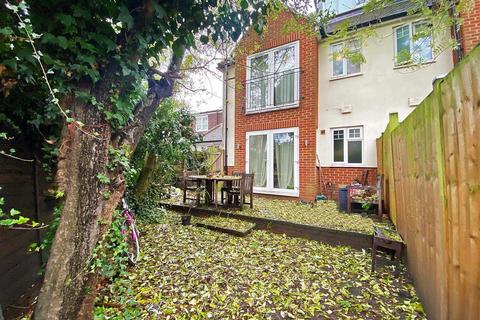 Flat 2, 2 Chudleigh Road, Twickenham, TW2 7QR