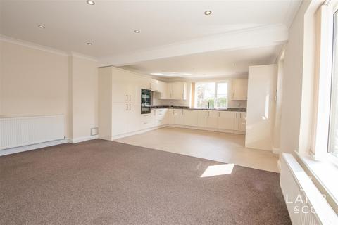 4 bedroom detached bungalow for sale - New Thorpe Avenue, Clacton-On-Sea CO16
