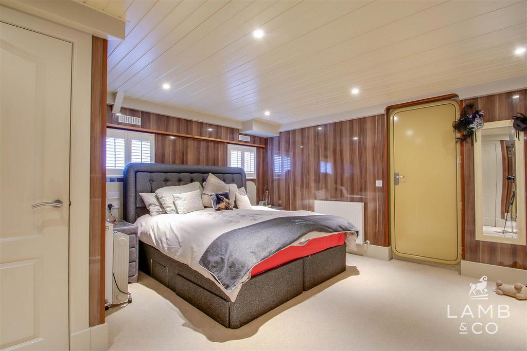 Guest bedroom: