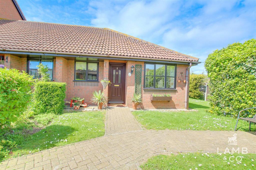 Spinnaker Close, ClactonOnSea CO15 2 bed semidetached bungalow £