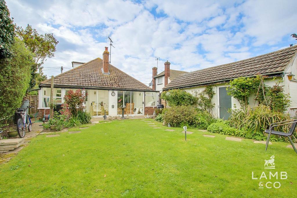 Rush Green Road, ClactonOnSea CO16 3 bed detached house for sale £