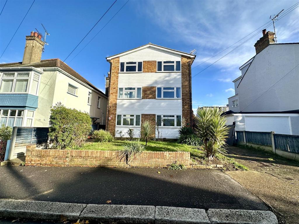 Leighton Avenue, LeighOnSea 2 bed flat for sale £295,000