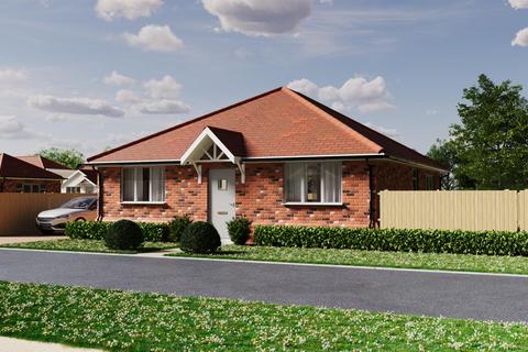 2 bedroom semi-detached bungalow for sale, Madeleine Gardens, Great Holland CO13
