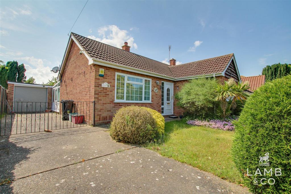 Beacon Way, ClactonOnSea CO16 2 bed detached bungalow for sale £320,000