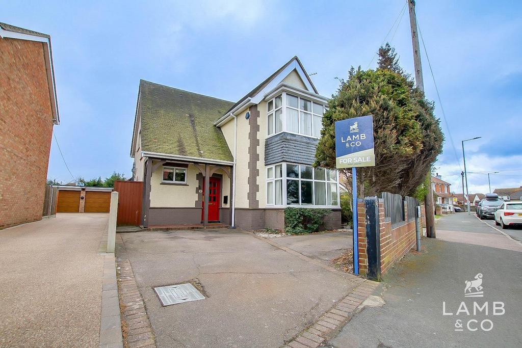 Frinton Road, HollandOnSea CO15 4 bed detached house for sale £450,000