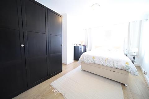 13a Onslow Parade, London, N14 5JN