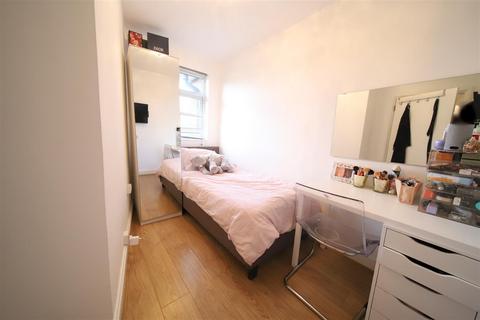 13a Onslow Parade, London, N14 5JN