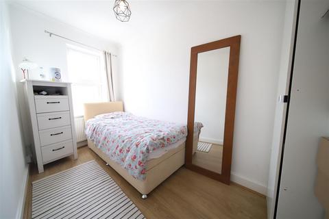 13a Onslow Parade, London, N14 5JN