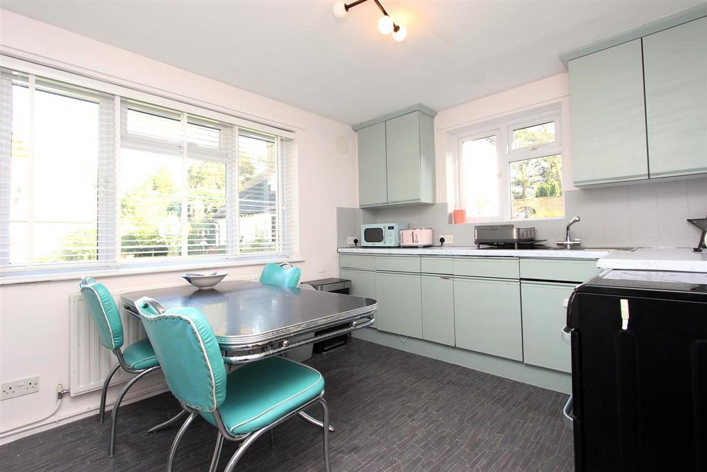 Vincent Close, Chipstead 3 bed semidetached house for sale £530,000