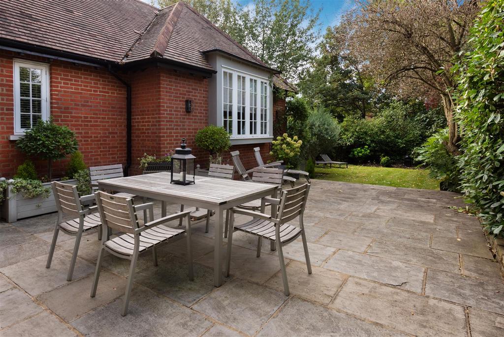 Bracknell Gardens, Hampstead, NW3 4 bed flat for sale £3,850,000