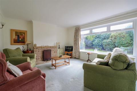 3 Acorns, Horsham, RH13 6AF