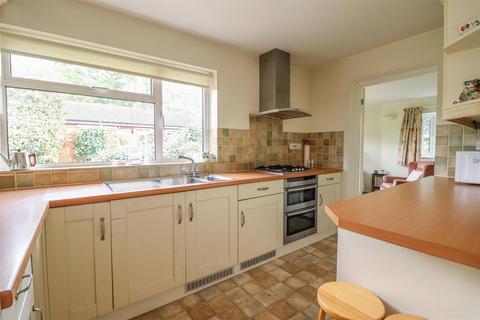 3 Acorns, Horsham, RH13 6AF
