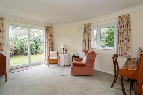 3 Acorns, Horsham, RH13 6AF