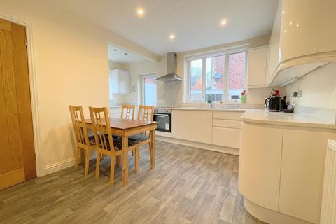 3 bedroom end of terrace house for sale, Langford Street, Leek