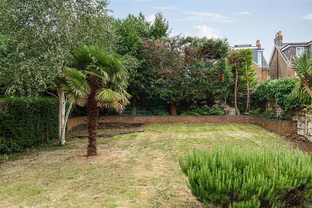 Blackborough Road, Reigate 4 bed semidetached house £3,500 pcm (£808 pw)