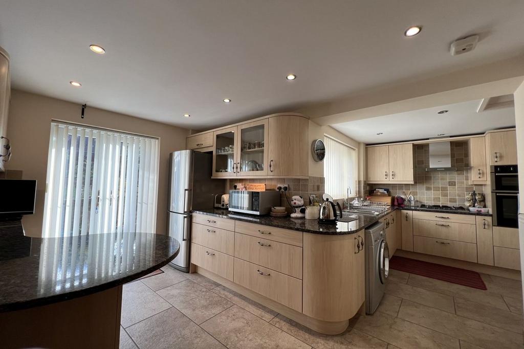 Plas Derwen View, Abergavenny, NP7 4 bed detached house for sale £400,000