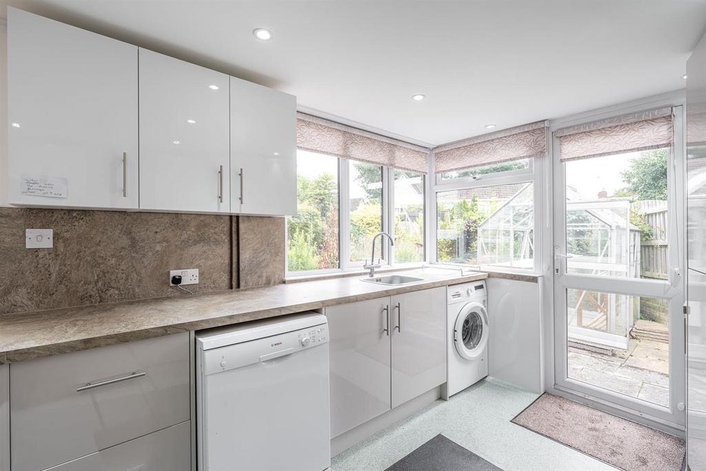 Grantley Crescent, Kingswinford, DY6 9EF 3 bed detached house £1,100