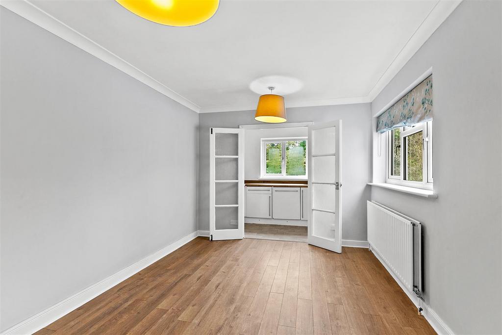 Cedars Road, Hampton Wick 2 bed apartment for sale £449,950
