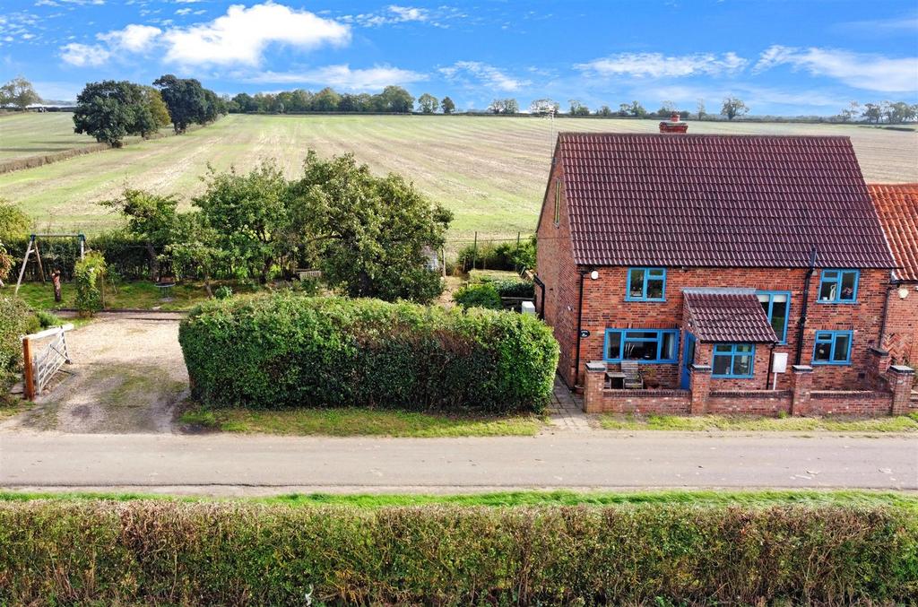 Hewson House, Hewson Lane, Collingham, Newark 4 bed semidetached house