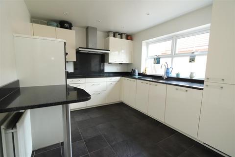 14 Langford Green, Hutton, Brentwood, CM13 1YJ