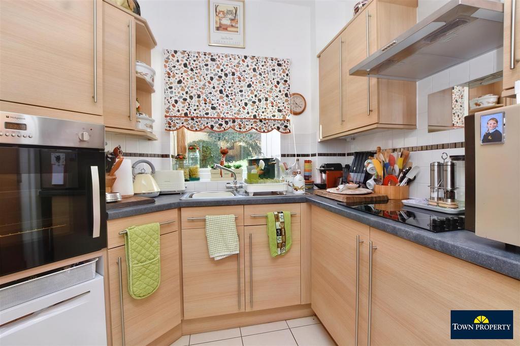 Jevington Gardens, Eastbourne 1 bed retirement property for sale £179,950