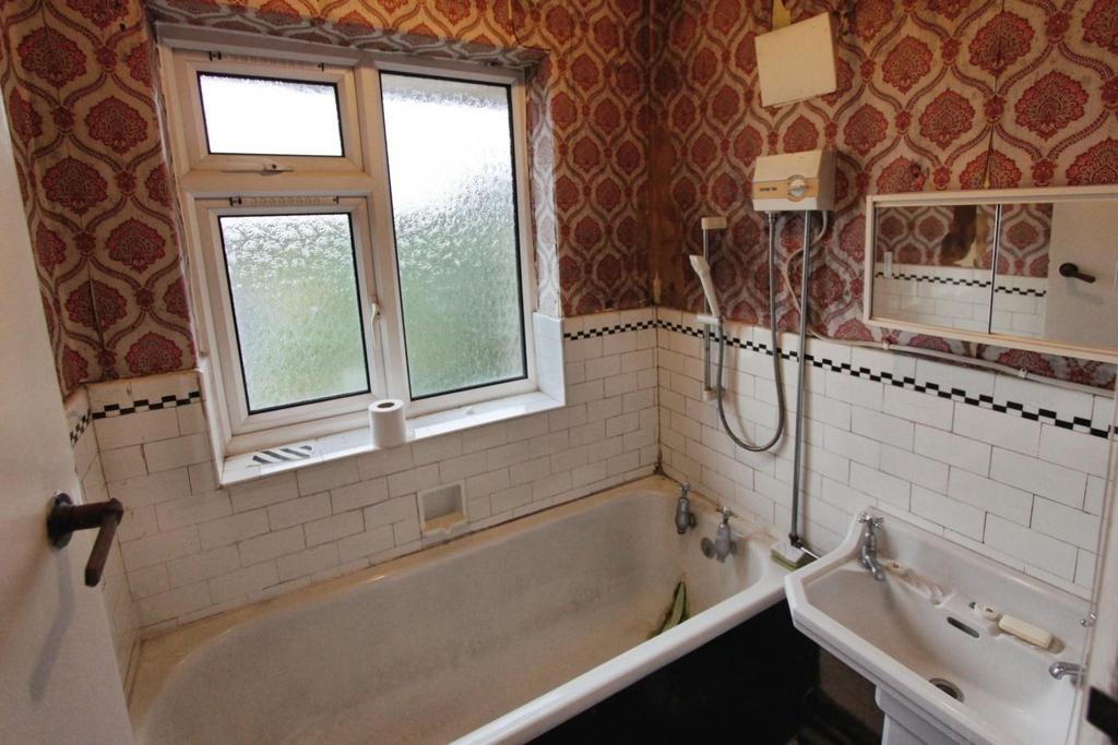E647ca9f-Bathroom.JPG