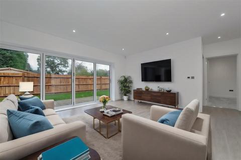 2 bedroom detached bungalow for sale, West Avenue, St. Albans