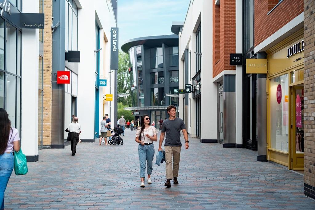 Just a short walk to Chelmsford bustling high...